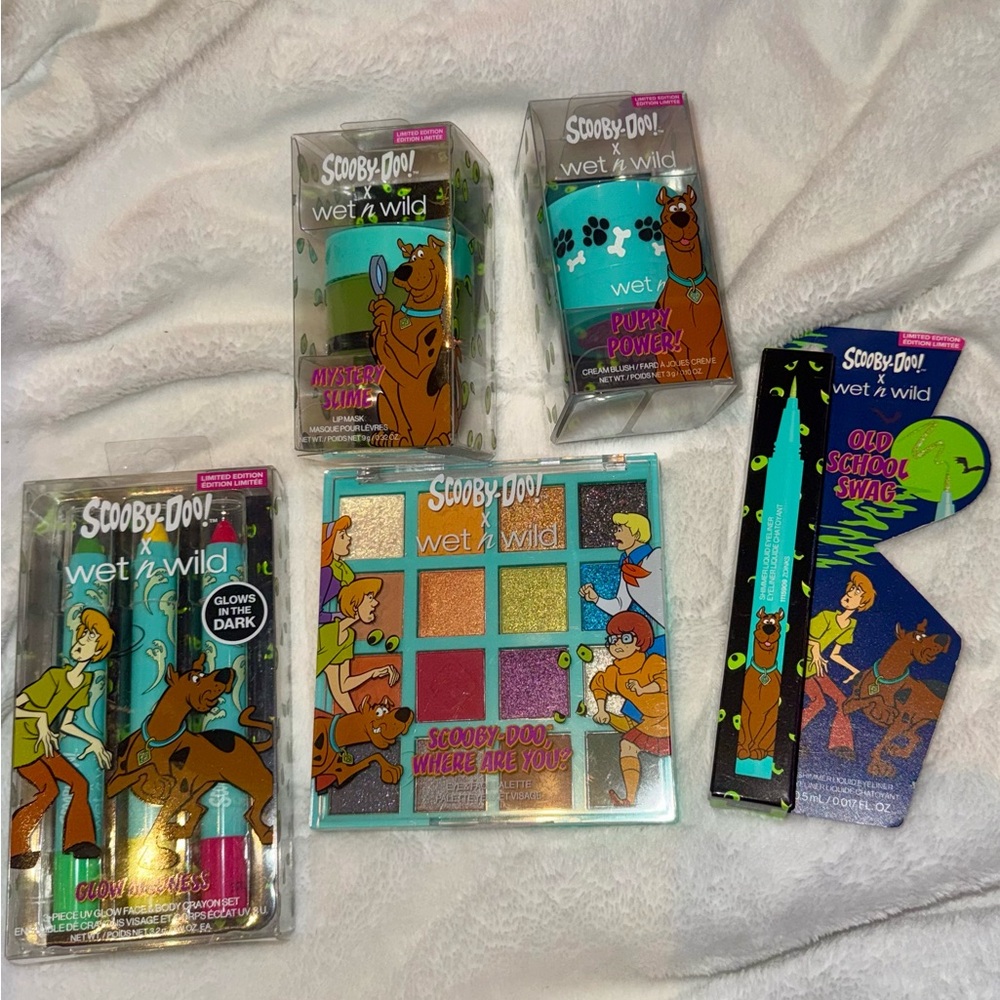 Scooby Doo 16 Color Palette, Face & Body Crayon Set, Lip Mask, Eyeliner, Blush